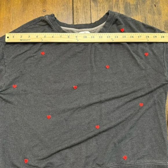 Anthropologie Sundry size 0 (XS) boxy gray sweater with embroidered hearts. EUC. - Picture 3 of 9